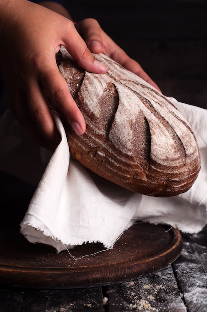 Foto le mani della donna prendono il pane fresco