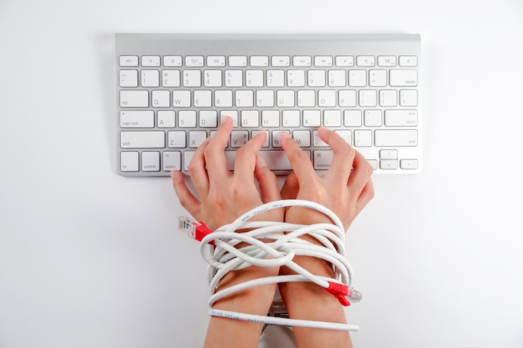 Photo woman hands tied with network cable