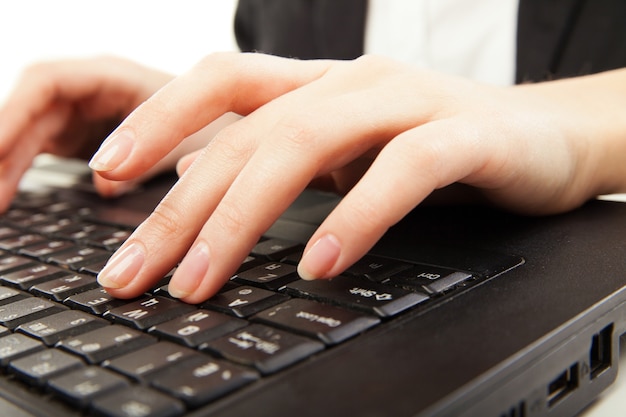 Женщина руки, набрав на ноутбуке, крупным планом, изолированные на белом фоне