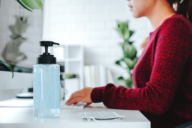 Женщина руки с помощью спирта гель чистой мыть руки дезинфицирующее средство против вирусов бактерий и работа на дому