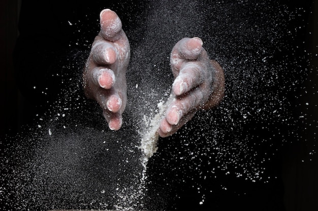 Foto mani di donna con la farina che applaudono