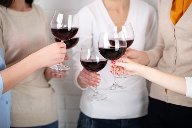 ワインのクローズアップのグラスと女性の手