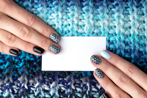 Photo woman hands with manicure holding business card