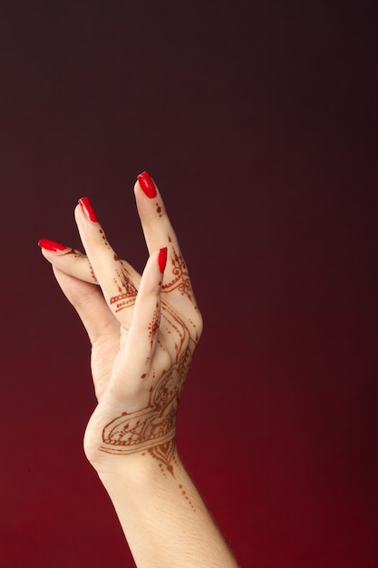 Mani di donna con mehndi