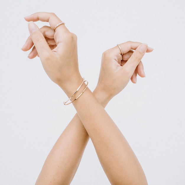 Руки женщины с кольцом и браслетом