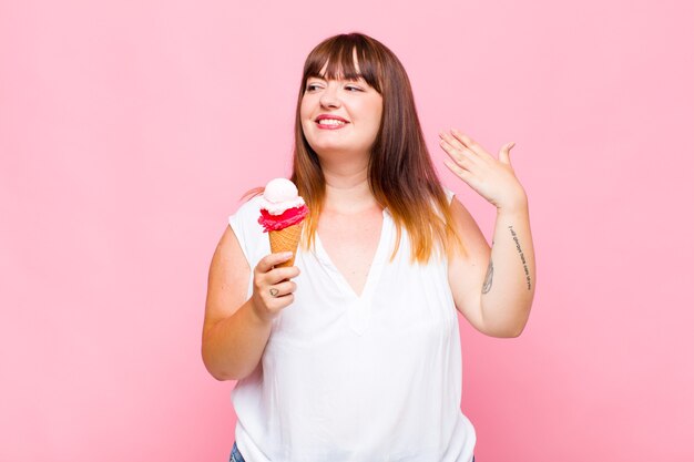 アイスクリームを食べて幸せな女性