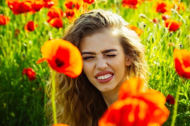 Женщина или счастливая девушка в поле макового семени