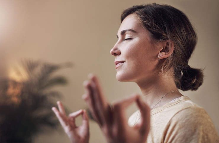 Photo woman happy and meditation with lotus for yoga with holistic wellness mental health and healing in class girl yogi and posture for mindfulness stress relief or zen with eyes closed and peaceful