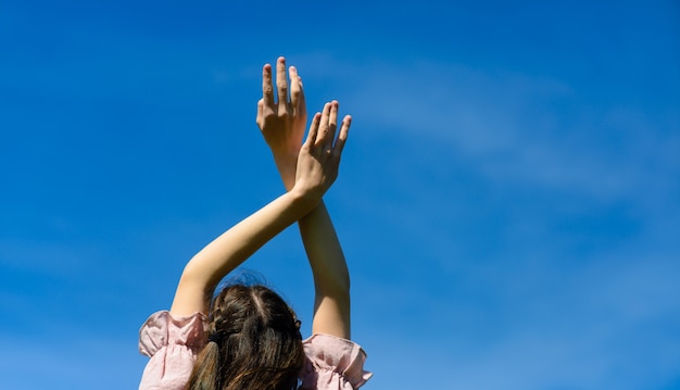 Photo woman happy smiling joyful with arms up dancing in summer during holidays travel