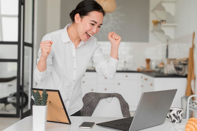 Photo woman happy of success