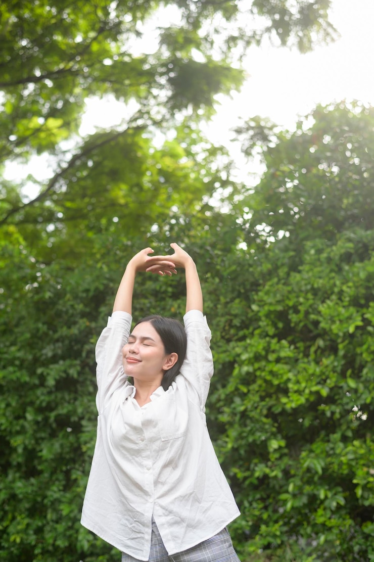 Photo 자연과 행복한 여성