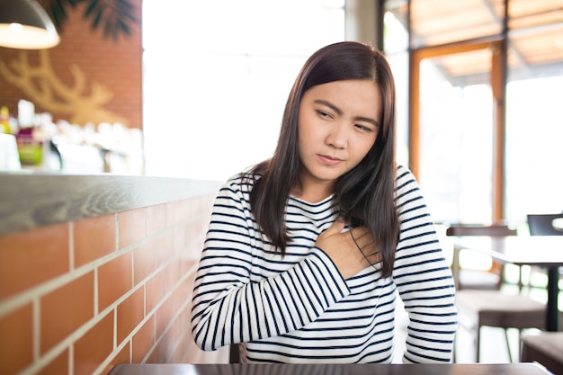 Woman has chest pain in the cafe