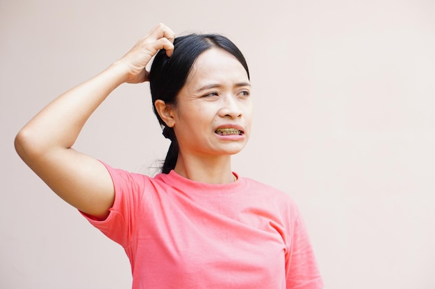 woman has itching on her head