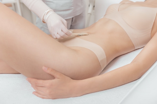 La donna ha una procedura di epilazione laser e cosmetologia