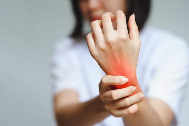 여자는 손목에 통증이 있다 건강 관리 개념