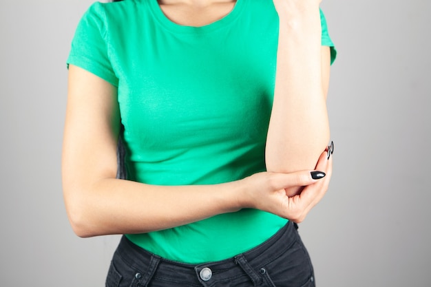 Woman has a sore brush on a gray background