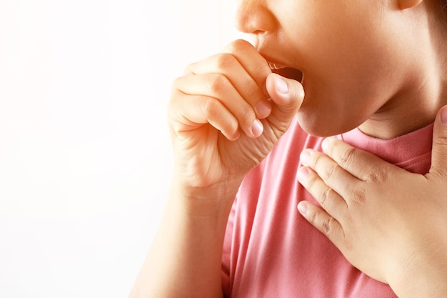 女性は、COVID-19によって引き起こされる咳、痰、インフルエンザの症状があります。