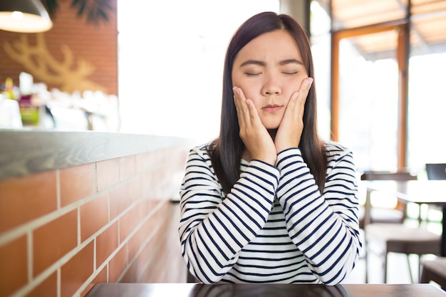 Woman has tooth ache