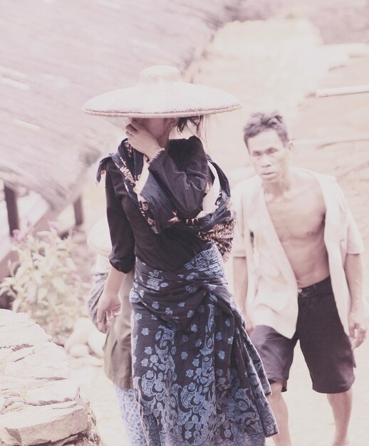 Photo woman in hat with man walking on land