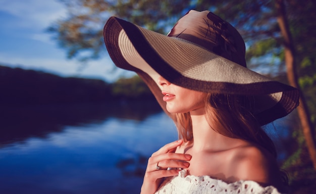  woman in hat