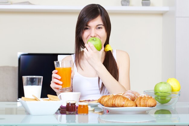 女性は家で朝食をとる