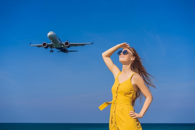 女性は着陸飛行機を見てビーチで楽しんでいます飛行機のコンセプトで旅行テキストスペースタイの島プーケット印象的な楽園ホットビーチマイカオ素晴らしい風景