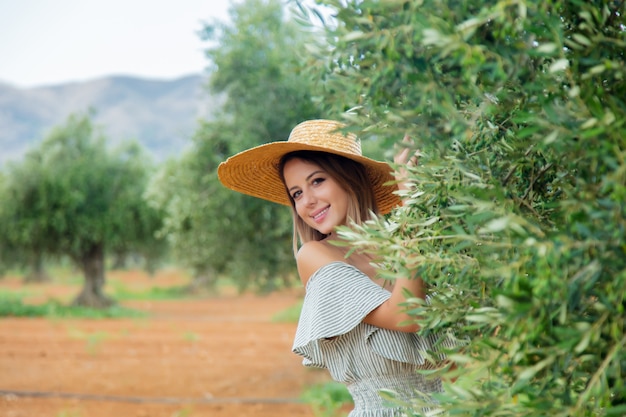 女性はギリシャのオリーブ園で休憩する