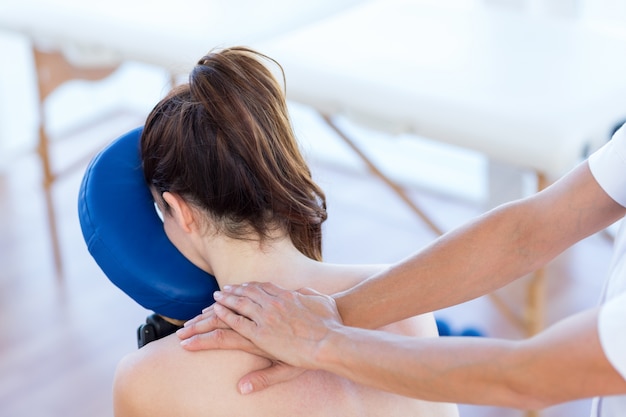 Photo woman having back massage