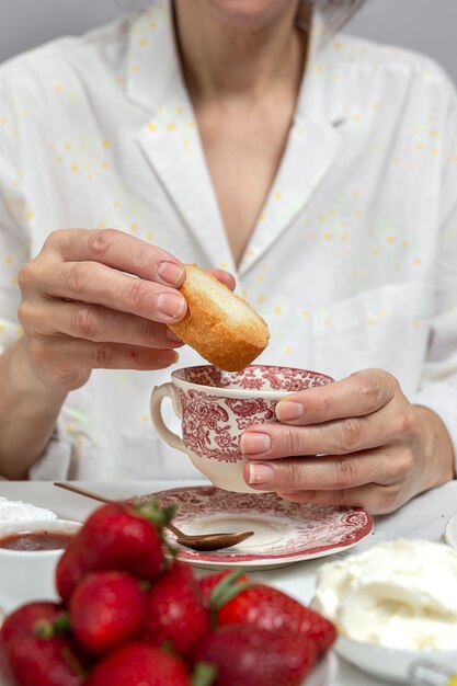 パジャマで朝食を持っている女性