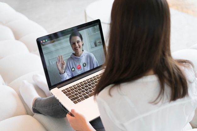 Foto donna che ha una riunione di lavoro online sul suo laptop