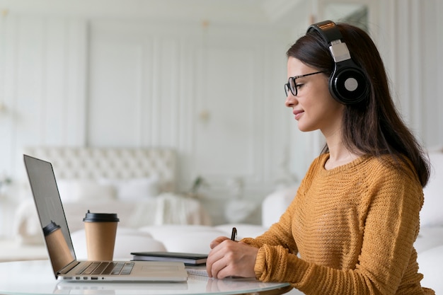 Foto donna che ha una riunione di lavoro online