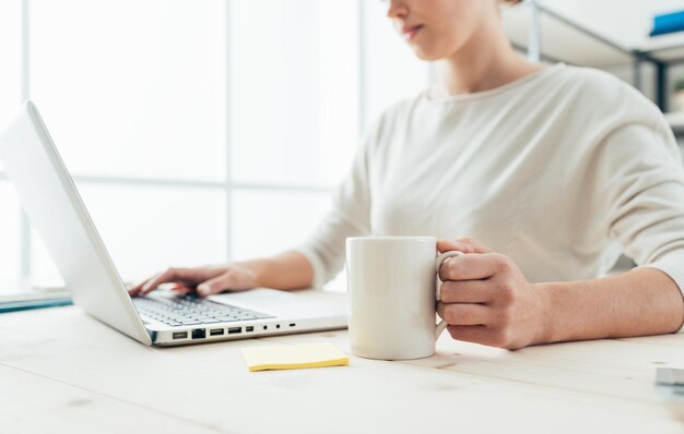 Donna che ha una pausa caffè e networking