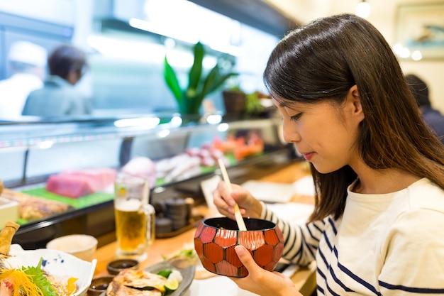 写真 日本食レストランで夕食を食べる女性