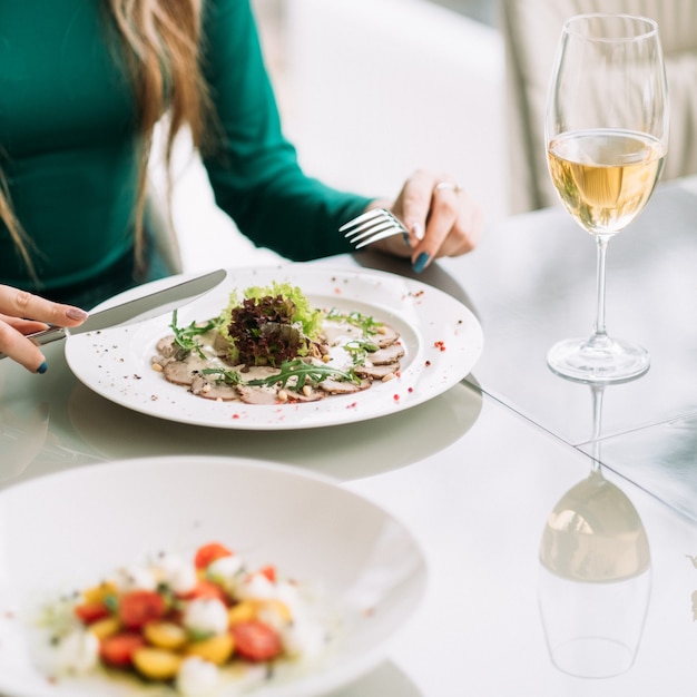 Foto donna a cena in un ristorante. stile di vita alimentare sano. concetto di pranzo di lavoro