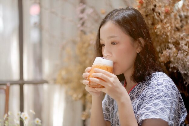 写真 飲み物を飲んでいる女性