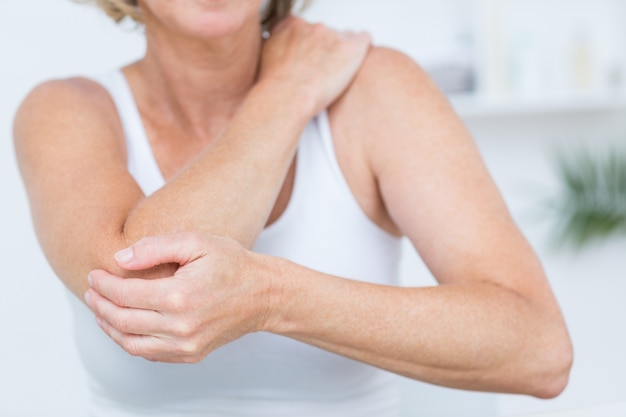 Photo woman having elbow pain