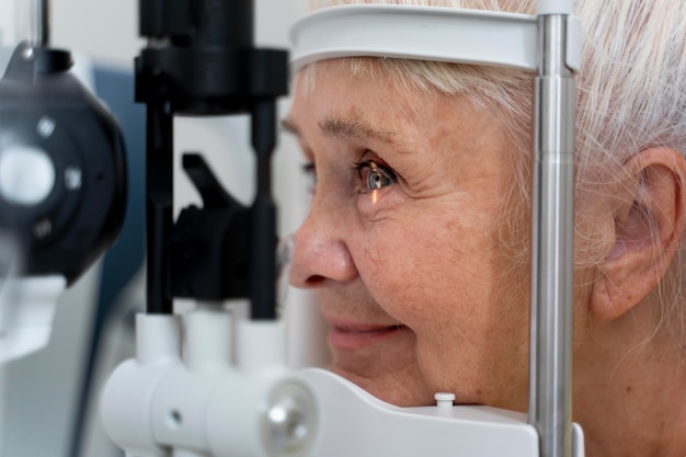 Foto donna che si sottopone a un controllo della vista in una clinica di oftalmologia