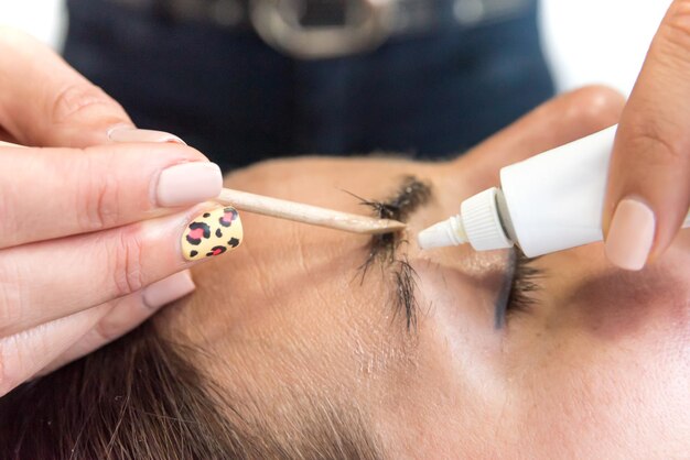 Photo woman having eyebrow straightening in a spa center close up