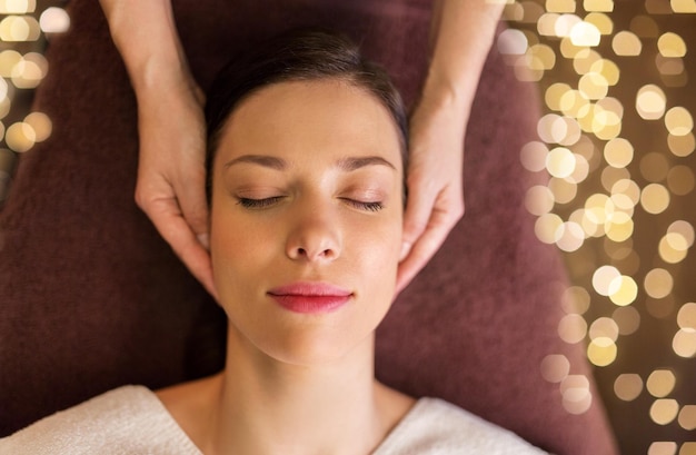 Photo woman having face and head massage at spa