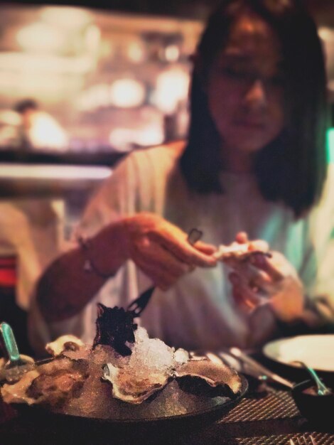 Photo woman having food in restaurant