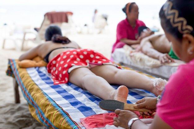 Женщина с ноготь скраб на пляже