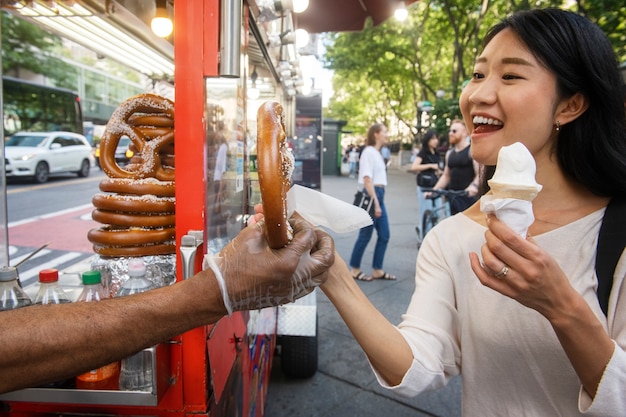 Photo woman having fun at food festival