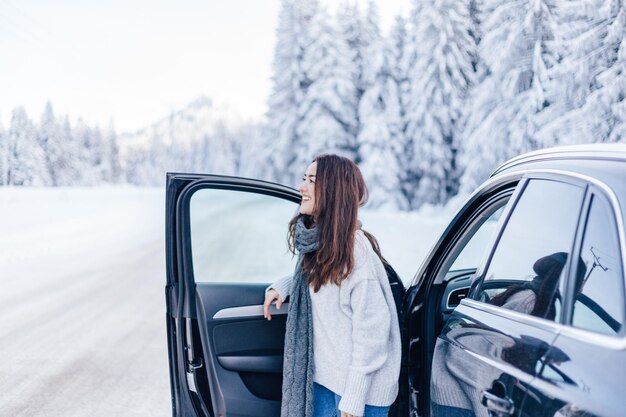 Foto donna che si diverte durante un viaggio in autostrada durante l'inverno