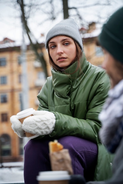 写真 彼女の障害者の友人と楽しんでいる女性