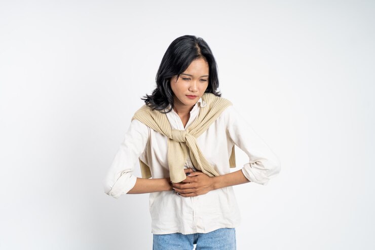 Photo 그녀의 배를 잡고 생리 기간을 가진 여성