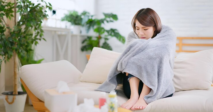 Photo 뜨거운 음료를 마시는 여자