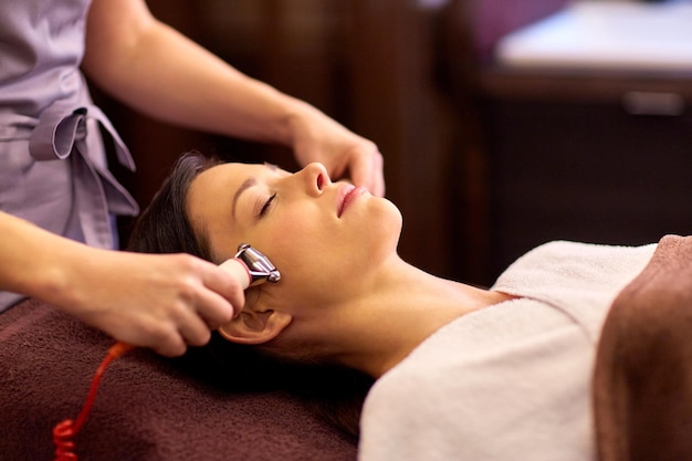 Photo woman having hydradermie facial treatment in spa