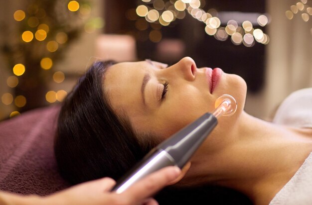 Photo woman having hydradermie facial treatment in spa