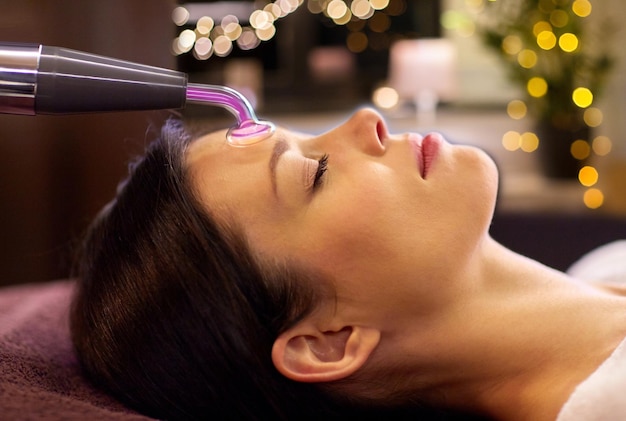 Photo woman having hydradermie facial treatment in spa