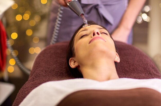 Photo woman having hydradermie facial treatment in spa